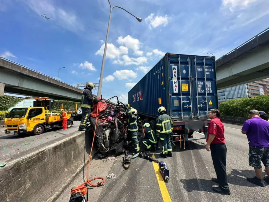 快訊/國1北上內湖交流道「4車追撞」！1車「擠成廢鐵」夫妻送醫雙亡