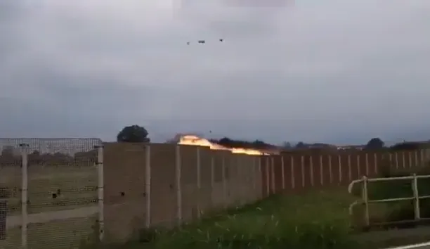 影/義大利軍機演練中墜毁　撞上地面汽車5歲女童不幸喪生