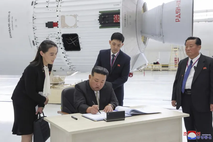 「北韓女戰狼」金與正隨金正恩出訪俄羅斯　手拎名牌包成焦點