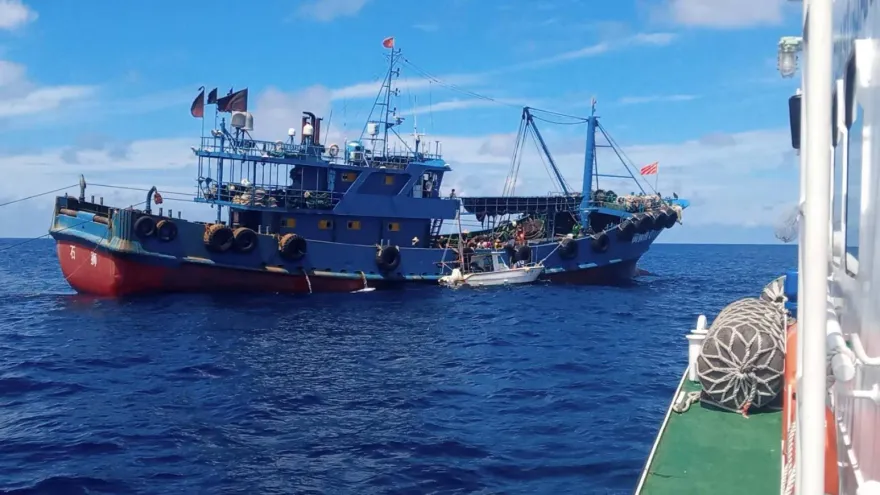 影/高雄籍海釣船「崧瑋1號」故障漂到七美外海　兩岸船艇合力救援