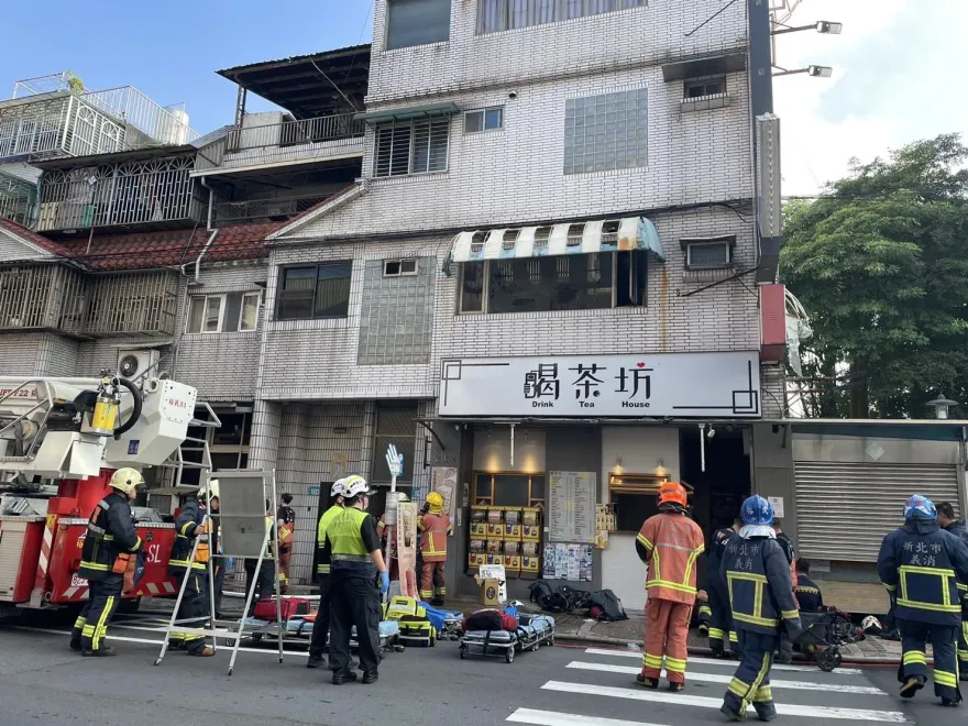 快訊/新莊手搖店2樓起火！男女困梯間1手掌燙傷、1昏迷送醫