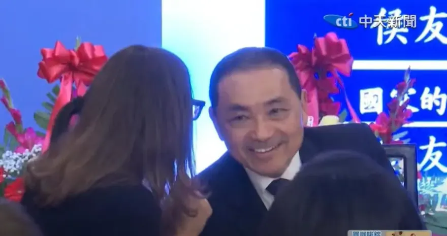 影/侯友宜華府僑宴見AIT主席！2人貼臉說話好交情藏不住