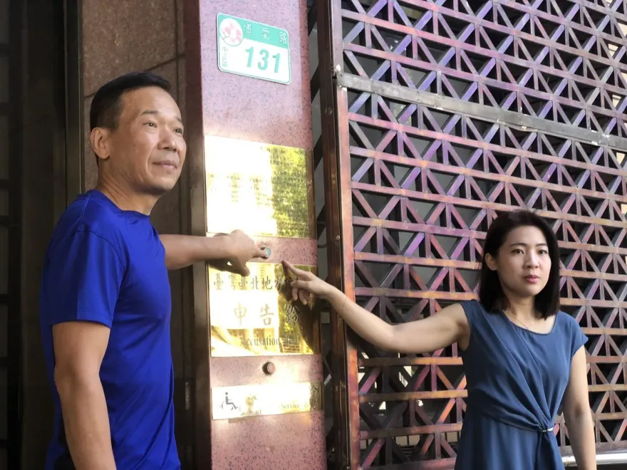 影/徐巧芯陪鍾小平赴北檢告陳吉仲瀆職！狠酸「整個民進黨都是共犯」