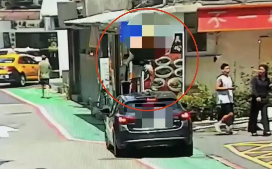 影/超狂！北市汽車違停人行道　狂男「走上去」踩破擋風玻璃還告車主傷害
