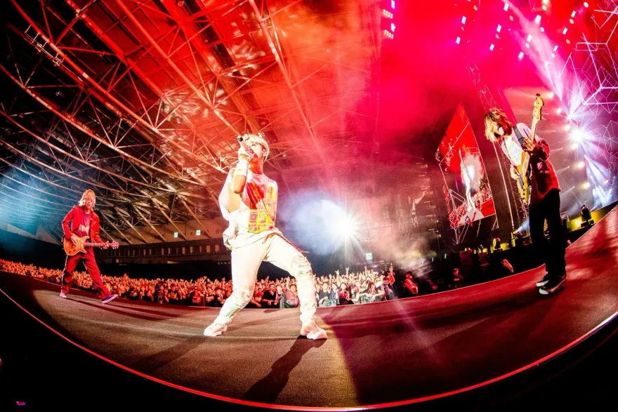 睽違5年來台！ONE OK ROCK與台下小朋友熱舞　飆中文：我愛鹹酥雞