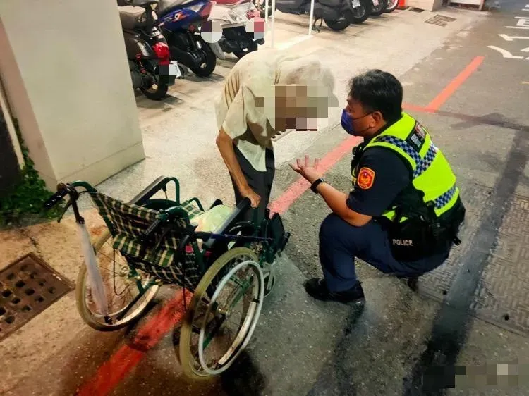 台南九旬老嫗「坐輪椅街頭徬徨迷路」　暖警溫馨助返家