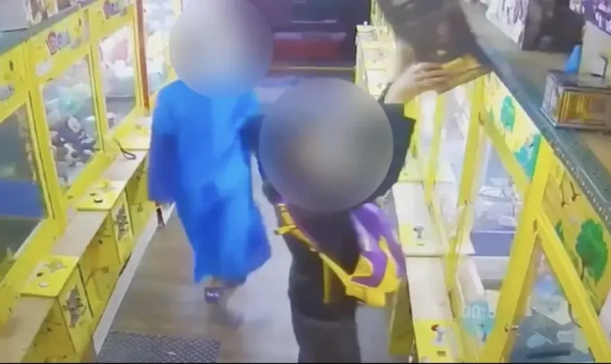 影/娃娃機店雙盜穿雨衣遮掩　持萬用鑰匙偷零錢搬走公仔