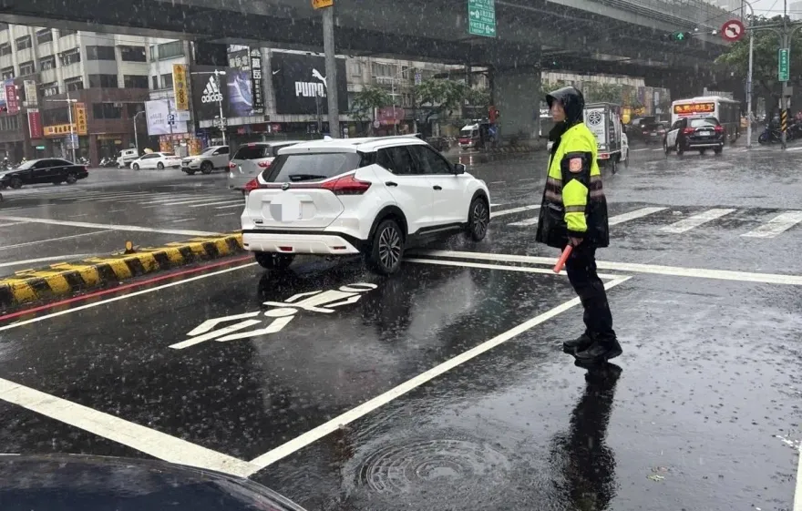 快訊/對流旺盛雨彈炸！大台北首當其衝　15縣市大雨特報