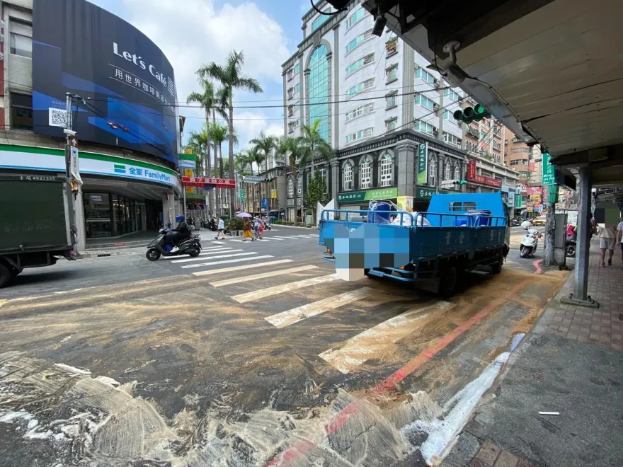 影/新北林口潤滑油洩滿地！害4車慘摔　闖禍大貨車可賠1.8萬