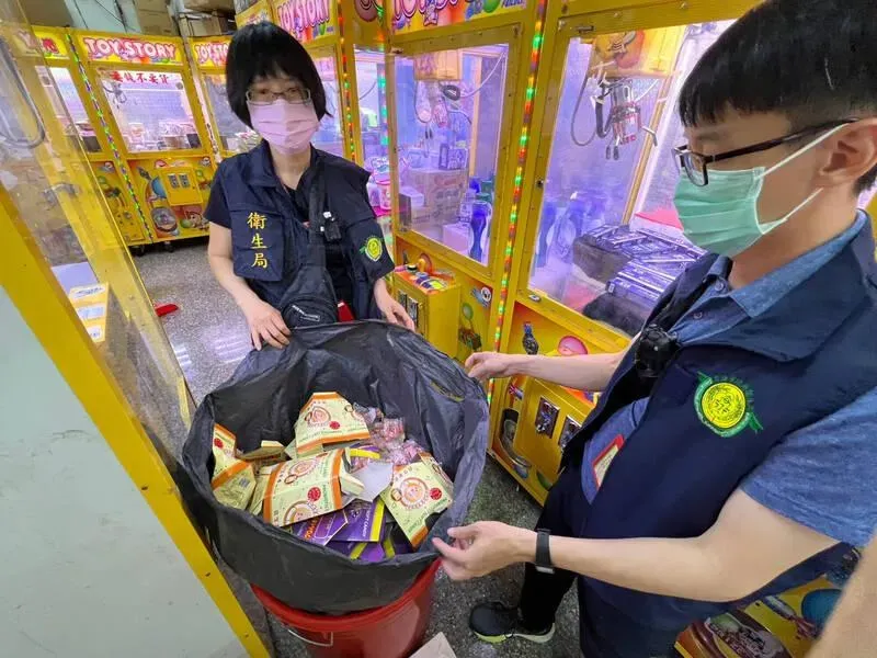 楠梓娃娃機夾出「食安問題」！爆米花過期1個月　共11件開罰9萬