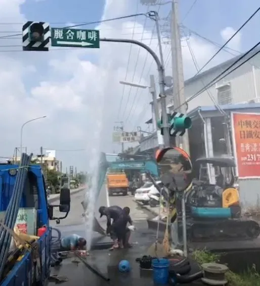 影/好浪費！南投管線施工「10米高水柱狂射」半小時　因無水塔「不斷水」