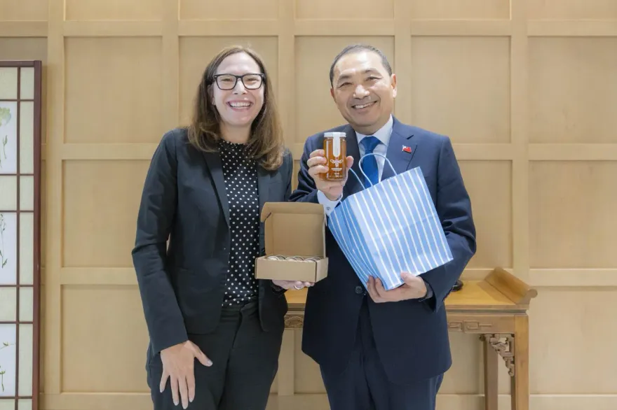 侯友宜與AIT主席羅森伯格共進午餐　雙方互贈伴手禮