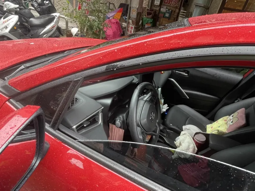 烏來老街塞車他猛按喇叭！攤商「烤雞」丟車內　雙方互告都起訴