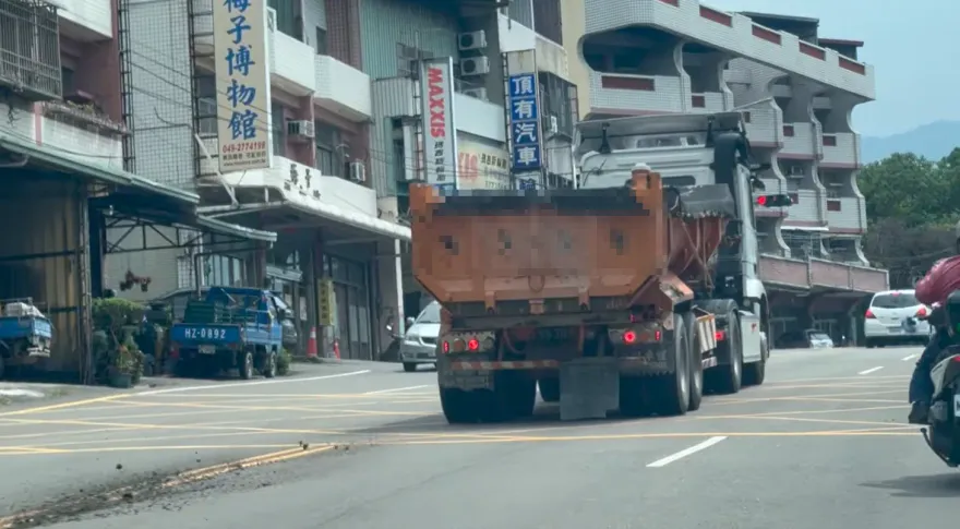 南投砂石車「邊走邊便便」！20秒掉9坨土石　後方騎士閃躲如考照