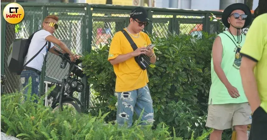 小鐘騎「單車族界天花板」！3男星現身大直街頭　粉絲偶遇求拍照超親民