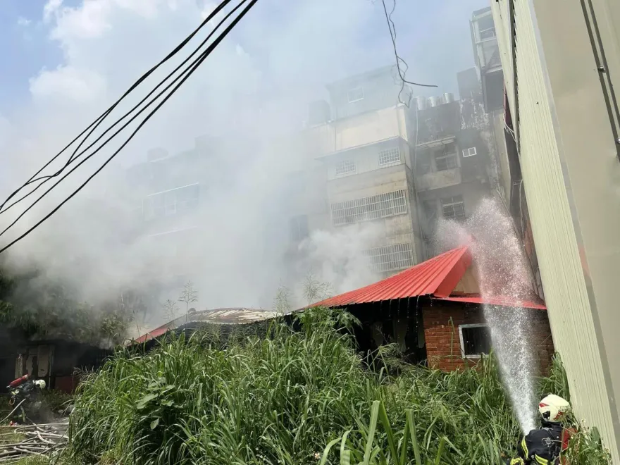 快訊/彰化北斗矮房爆火警！　一度傳民眾受困…警消趕抵現場急灌救