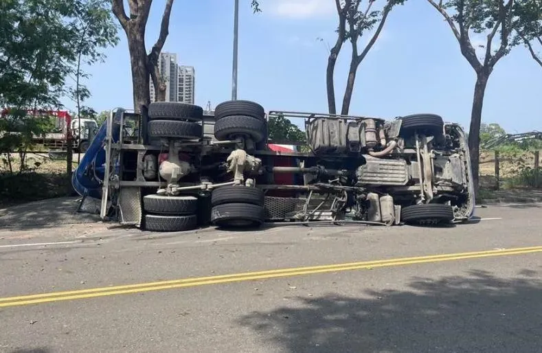 高雄橋頭水泥車翻覆車道！疑速度過快轉彎失控釀2傷