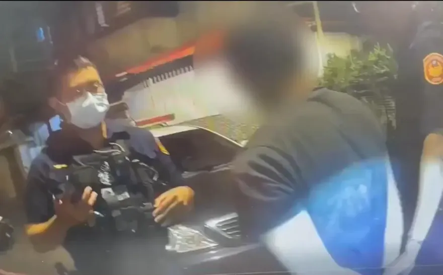 影/再跑啊！新北男身揹6條通拒檢逃逸　棄機車丟毒品終遭逮