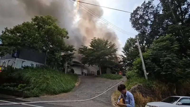 快訊/苗栗頭屋家具工廠起火　烈焰吞噬木材成紅海