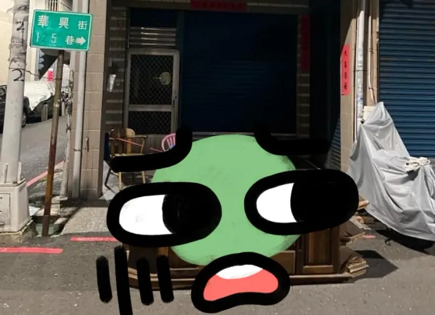 鬼月才剛過！高雄街道竟出現「棺材」橫躺馬路　竟拿電視櫃當路霸