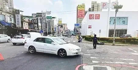 硬來！桃園男開車「強行左轉」　雙載機車慘遭擊落飛10公尺落地2人傷