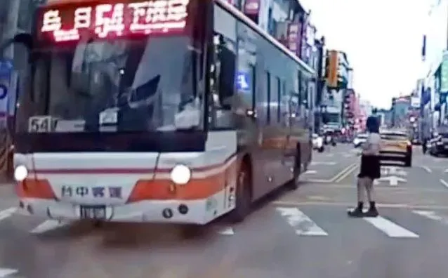 影/Ｏ林老師片！台中火爆公車運將擴音器譙行人影片曝　遭記大過開罰單