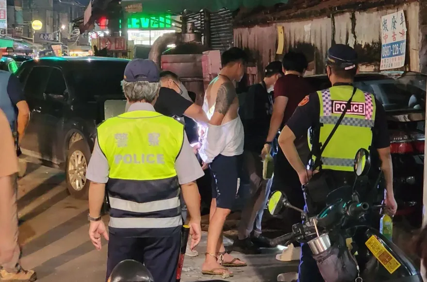 快訊/屏東佳冬街頭警匪開槍追逐！毒品通緝犯開車撞警車　遭開3槍制伏