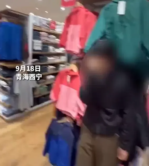 影/遭陸優衣庫店員懷疑沒結帳　女客被「掐脖拖回收銀台」結局反轉惹網怒