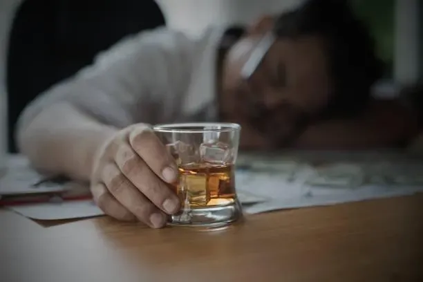 戒酒光靠意志力不夠！酒癮者4成曾酒駕、3成有暴力傾向