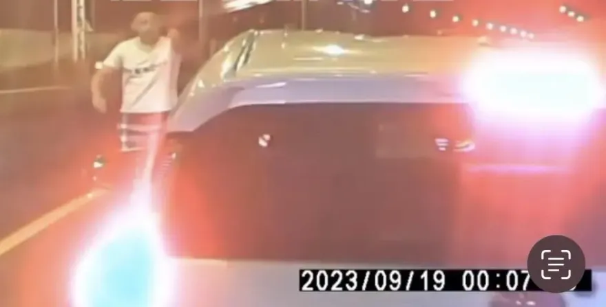 影/市民高架「球棒猴群」出沒！包夾、砸車、「堵」門　5人就醫被逮