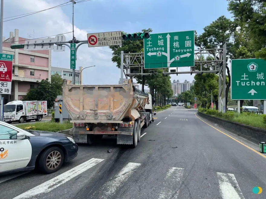 快訊/砂石車司機闖紅燈！號誌變他油門繼續催　無情撞上老騎士畫面曝