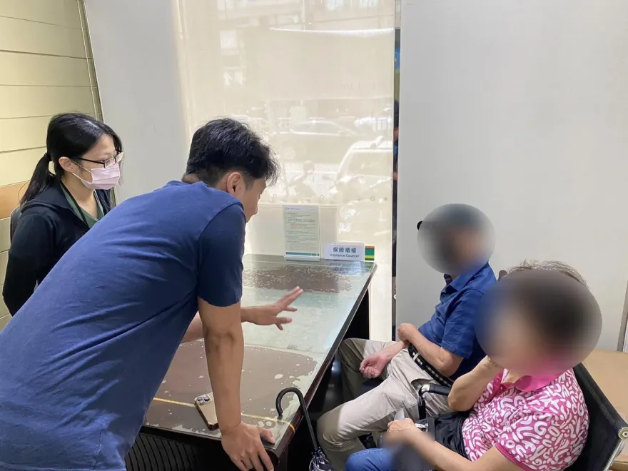 老友「搭胸坎」保證！台中老夫妻險解900萬定存匯款　幸暖警苦勸阻詐騙