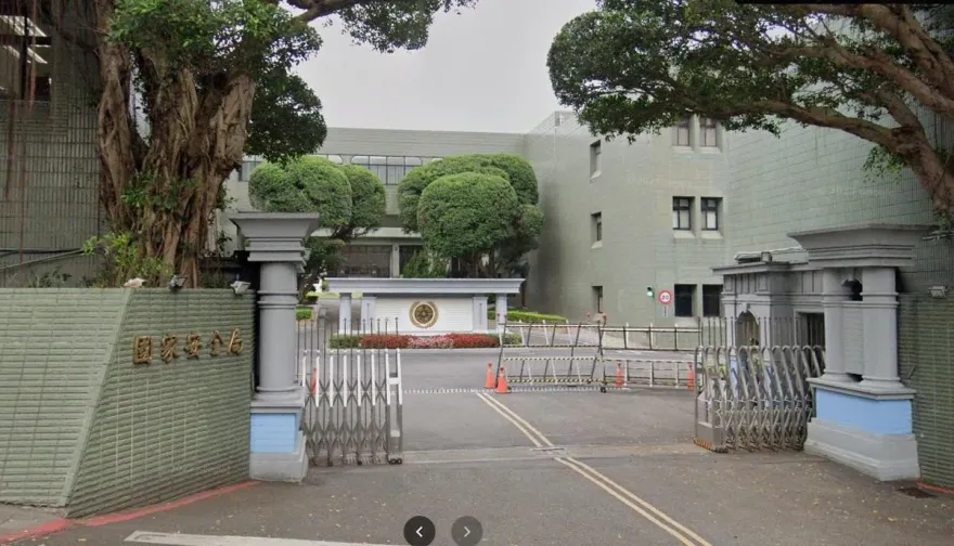 國安局已婚特勤少將街邊醉吻馬尾妹　遭記2大過列汰除對象