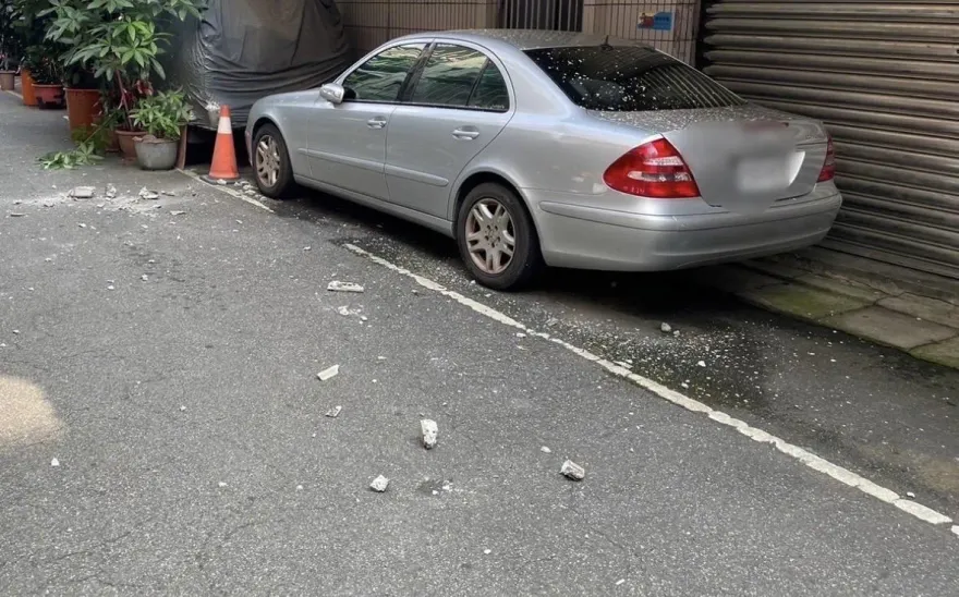 新北新莊公寓下水泥塊雨　賓士車遭砸損幸無人傷