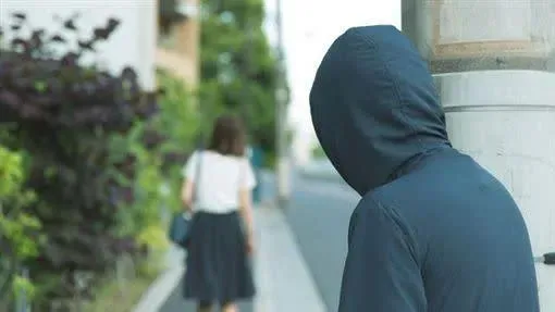 噁男告白辣妹搞跟蹤　留「垂涎三尺」紙條認罪行