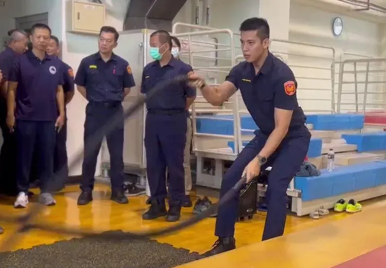 「天菜帥警」展示大肌肌！台中第五分局闢健身房助員警強化　警花也撩落去