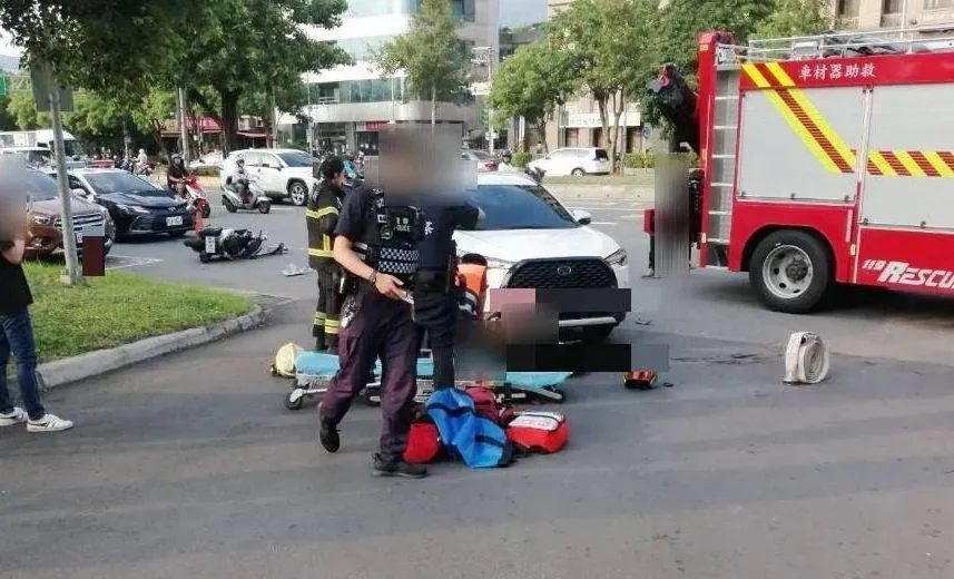 快訊/驚悚現場高清畫面曝！北投女開車要進加油站擊落機車　騎士慘卡車底