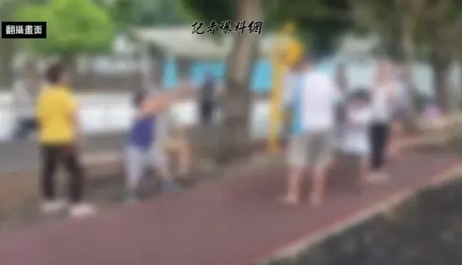 影/土城屁孩水壺攻擊「公園阿伯」！母嗆聲「你先動手的喔」　網爆母子黑料