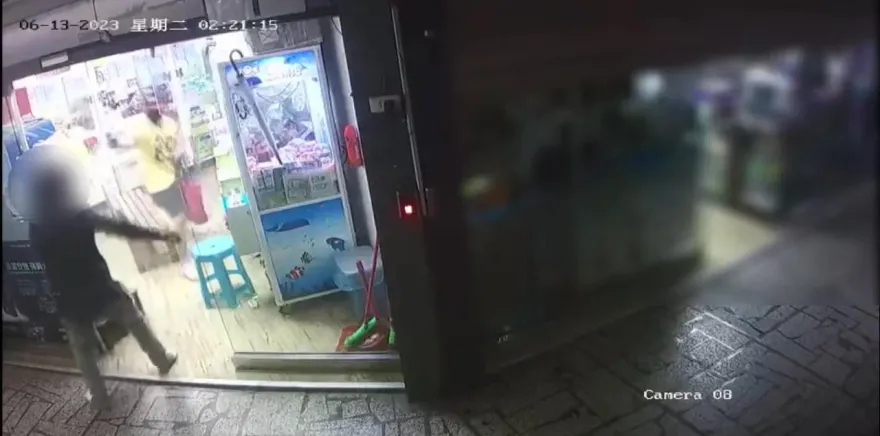 影/扯！汐止男凌晨挖呀挖　偷娃娃機零錢還拿辣椒水噴店員