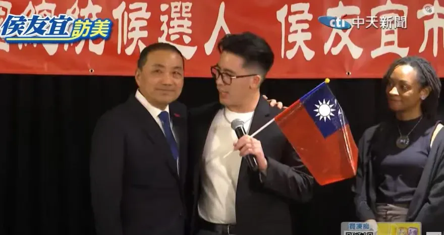 影/侯友宜25年前抱的小男嬰長大了！　南非武官子「小查克」現身僑宴發祭品文力挺