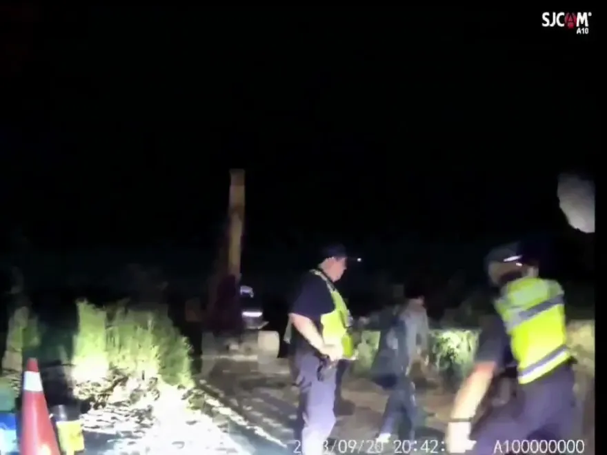 影/嘉義男摸黑偷倒廢棄物！遭逮跳魚塭後沒再浮出水面
