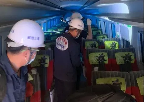 普悠瑪翻覆事故車廂也發現遺骸！檢警再次清查發現「13塊小碎骨」跟牙齒