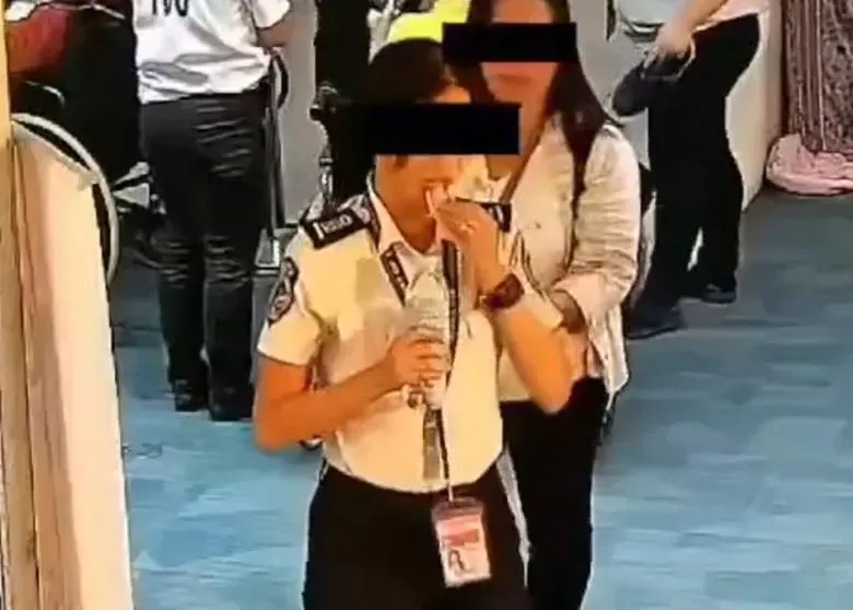 影/是狠人！菲機場女安檢員「紙鈔塞嘴硬吞」　偷陸客300美元滅證影片曝