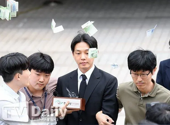 重開羈押庭！劉亞仁現身法院「被錢砸臉」羞辱…承諾：如實相告