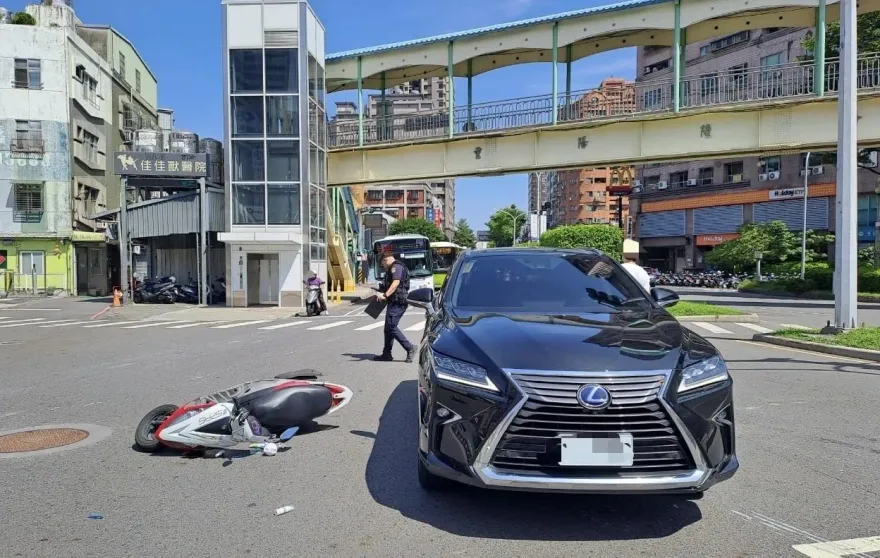 影/畫面曝光！1歲女車禍昏迷父心痛發文　三重警：員警按流程執勤無缺失