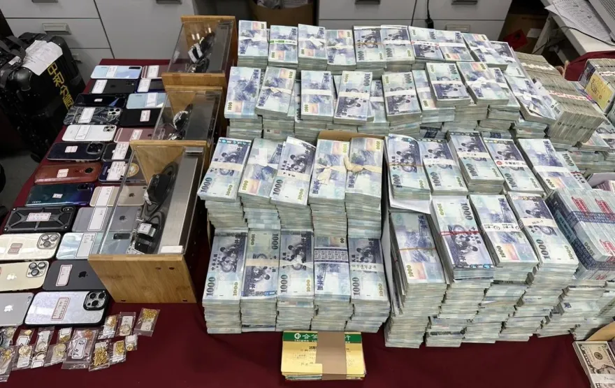 影/黑心靈骨塔詐團剝被害人2層皮　警逮17人扣豪車、1.3億現金