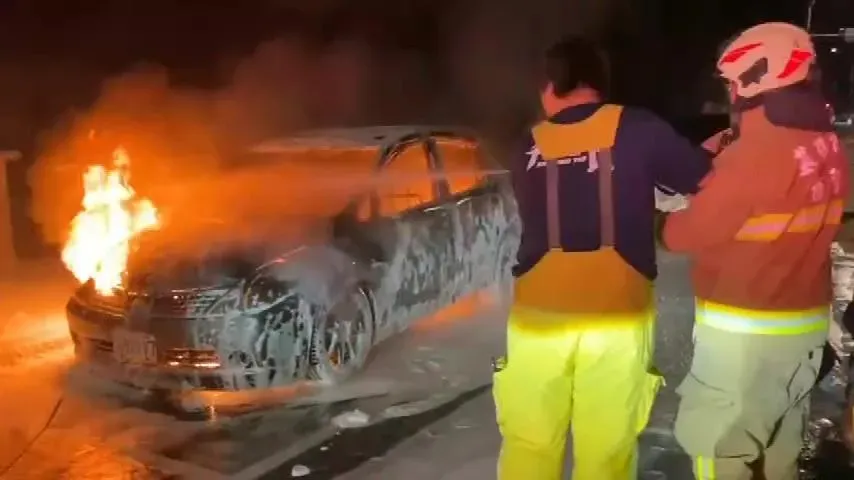 影/基隆女車內「烤肉」引火燒車！前後2輛車慘遭火舌波及