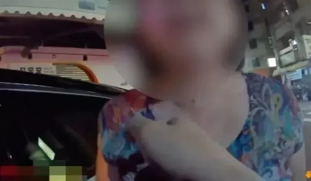 影/6旬婦違停拒給證件！罵「臭要飯的」又開車撞警　遭壓制逮捕