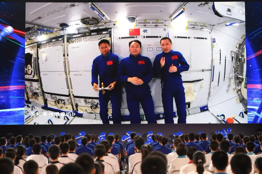 影/「天宮課堂」開講！神舟16太空人化身老師　演示微重力「水珠打桌球」