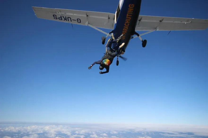 男子高空跳傘竟遭飛機機翼斬首慘死　機師無視禁令擅自飛行被控過失殺人